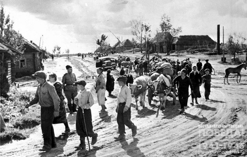 Refugees on Smolenchina roads during the retreat of the fascists