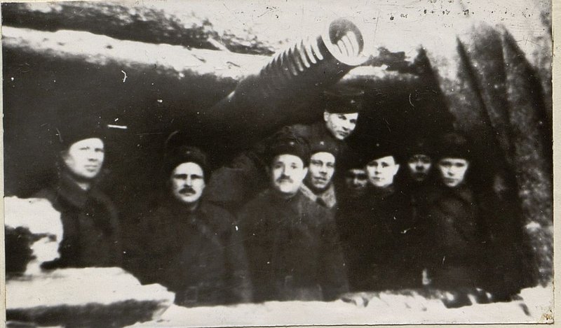 Фотография: На огневой позиции 2-го дивизиона справа командир дивизиона гвардии капитан Власов
