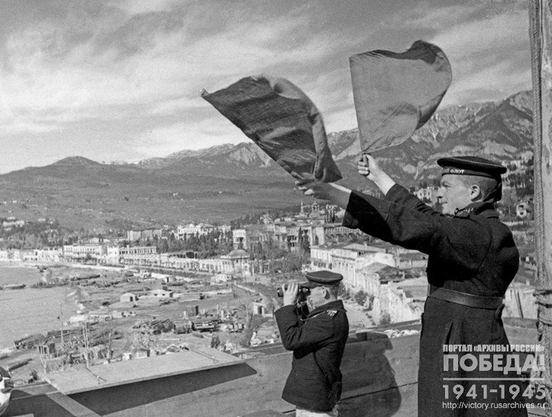 Матрос И. Романов и старшина 1-й статьи Ткаченко на сигнальном посту встречают возвращающиеся катера. г. Ялта, 1944 г.