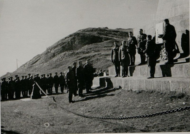 Фотография: Установление мемориальной доски у памятника русским воинам на Шипке