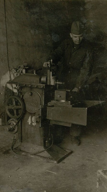 Фотография: Оборудование мастерских автороты 588 БАО (батальона аэродромного обслуживания) смонтированное в автобусе Ситроен