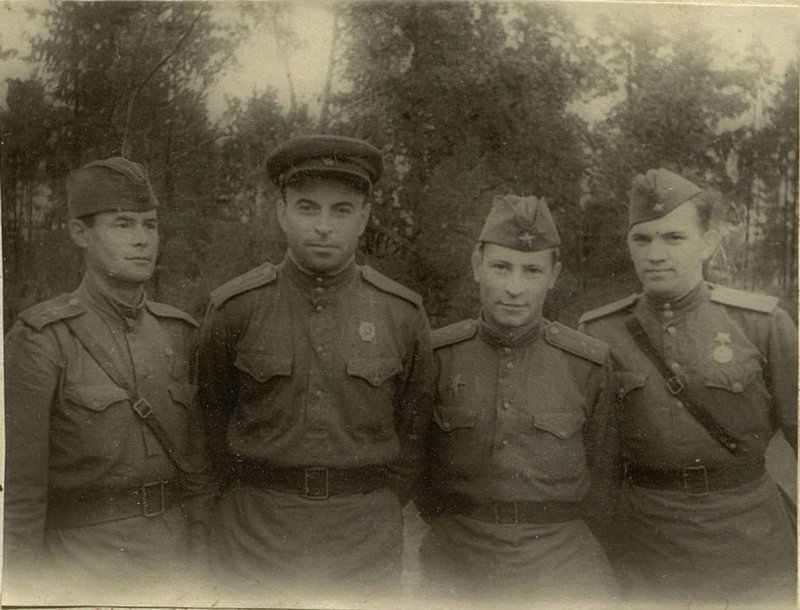 Фотография: Парт. политаппарат полка слева направо: агитатор полка капитан Титов, Заместитель командира полка по п/части майор Ермоленко, парторг полка капитан Михайлов и комсорг полка Старший лейтенант Борисов
