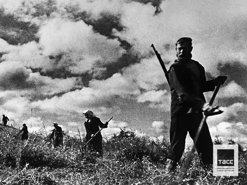Партизаны во время сенокоса