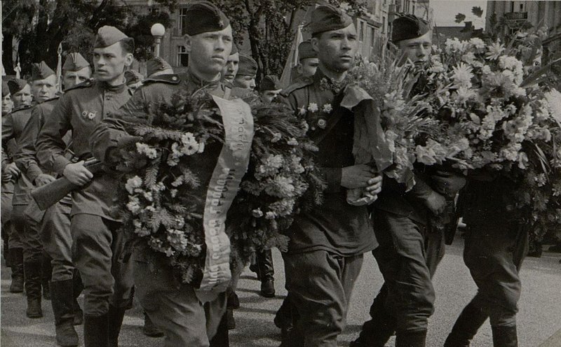 Фотография: Советские гвардейцы несут венки к памятнику (г. Вена)