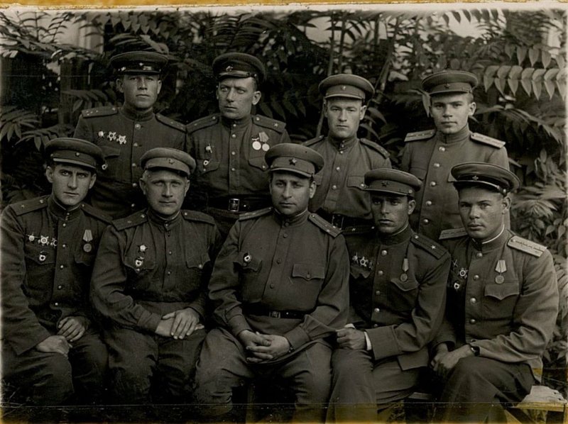 Фотография: Начальник штаба корпус гвардии полковник Стерин с группой офицеров штаба