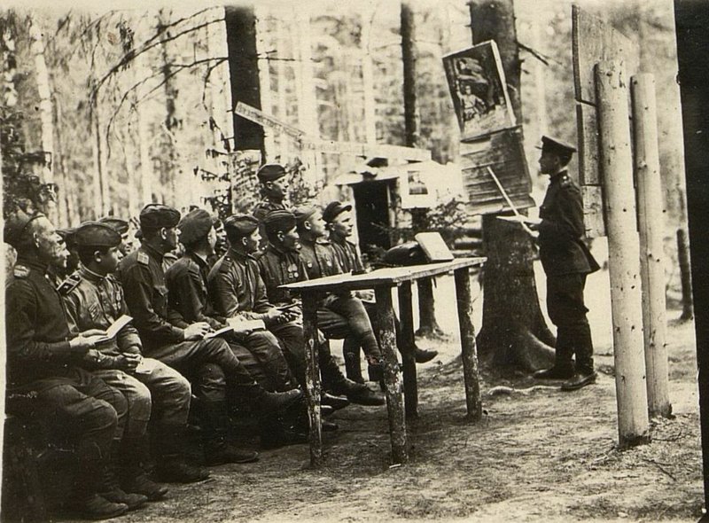 Фотография: Политзанятия с младшими командирами