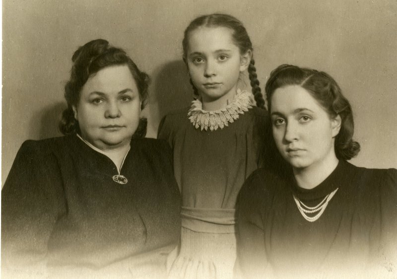 «Александра Диевна Жукова (жена маршала  Г.К. Жукова), с дочерьми Эллой (в центре) и Эрой (справа).»