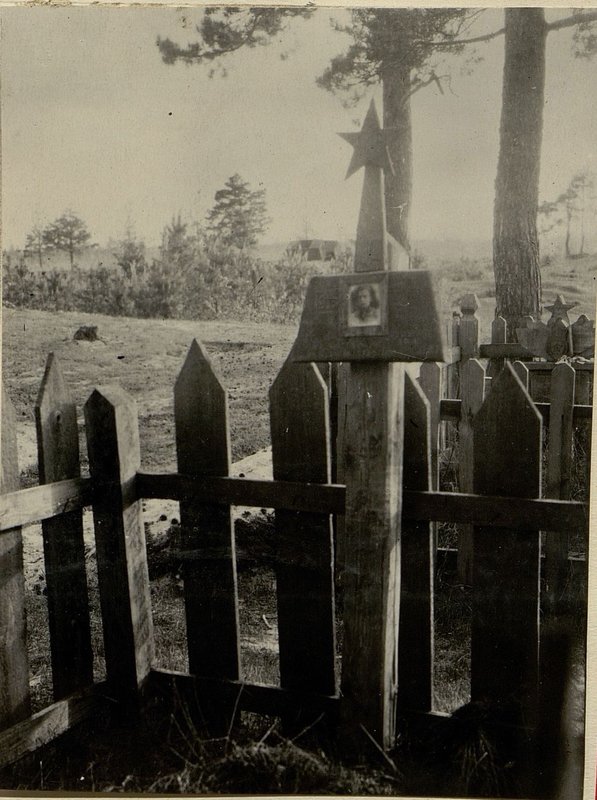 Фотография: Индивидуальная могила расположена на Западной окраине гор. Старые-Дороги, Стародорожского района, Бобруйской обл.
