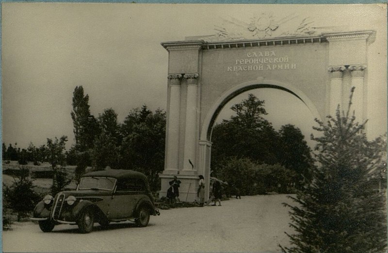 Фотография: Арка Победы у памятника Кутузова