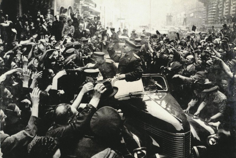Жители Праги встречают командующего 1-м Украинским фронтом И.С. Конева