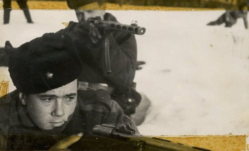 Фотография: Автоматчики выбивают немцев, засевших в горном перевале