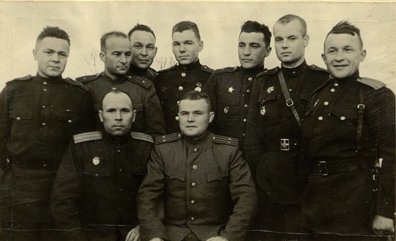 Фотография: Командный состав 28 гвардейского командного пункта (в центре справ.) командир полка гвардии подполковник Пасько (слева) заместитель по строевой части гвардии майор Тикунов. (слева направо) начальник штаба полка гвардии майор Миронов, заместитель по политической части гвардии майор Коротков, помощние командира полка гвардии капитан Волынкин, командир 1 стрелкового батальона гвардии майор Горобец, командир 2 стрекового батальона майор Анфиногенов, командир 3 стрекового батальона. майор Ципурка, начальник артеллерийского полка майор Кабанов. Норвегия, Санднес 8.11.44 г.