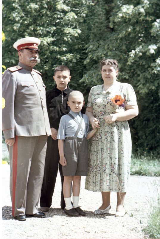 «Маршал Советского Союза С.М.Будённый с женой Марией и сыновьями Сергеем и Михаилом на даче.»