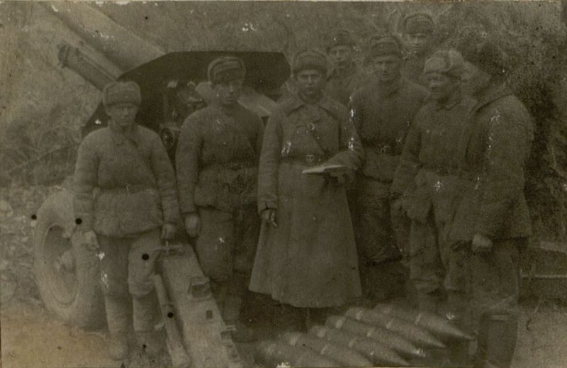 Фотография: Командир огневого взвода 3-й батареи младший лейтенант Рыженко в период между боями проводит занятия по боевой подготовке с бойцами своего взвода.