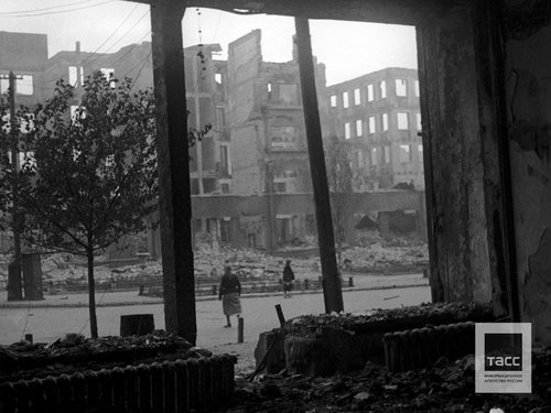 Одна из городских улиц после налета немецкой авиации, Сталинград