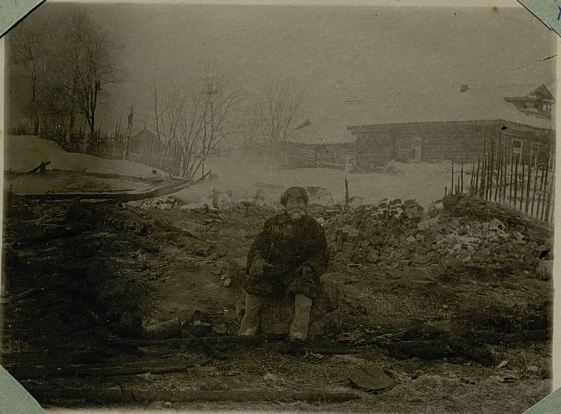 Фотография: Сожженный дом немцами перед уходом в деревне Крапигина