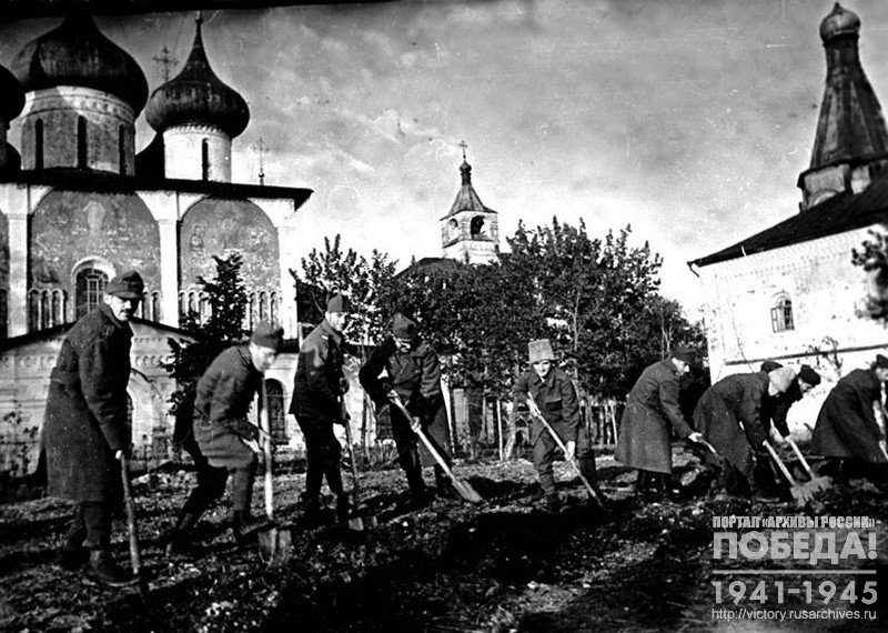 Румынские офицеры – военнопленные лагеря № 160 за работой в огороде