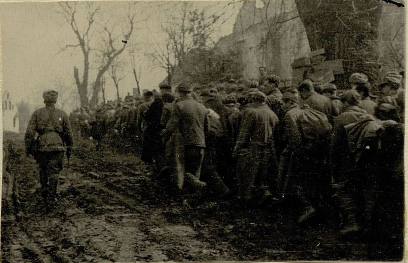 Фотография: Фрицы из Восточно-Прусской группировки идут на Восток, конвоируемые нашими бойцами