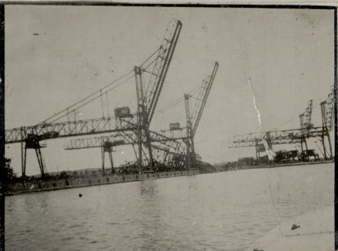 Фотография: Общий вид подъемных кранов в угольной гавани