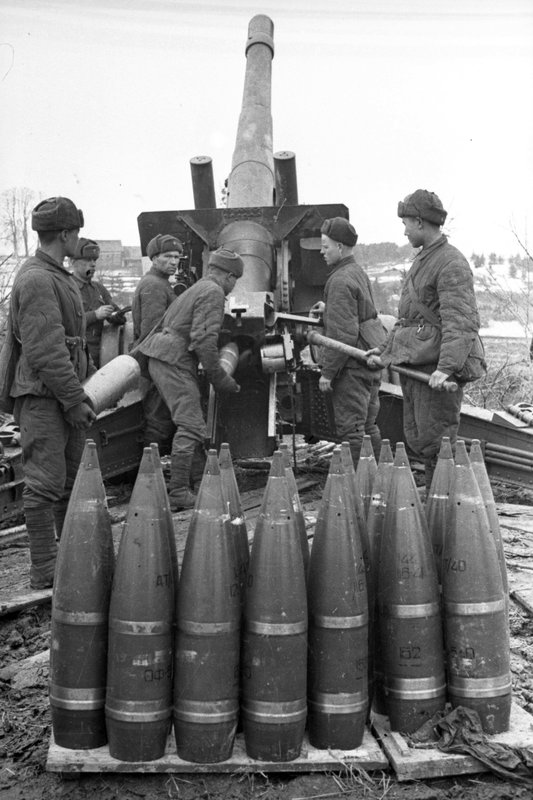 «Калининский фронт. Орудийный расчёт у 152-мм гаубицы-пушки МЛ-20. На переднем плане — осколочно-фугасные гранаты 53-ОФ-540.»