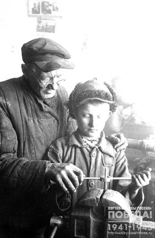 Ученик Новоузенской МТС К. Варыпаев под руководством своего наставника слесаря И.В. Негодина обучается нарезке винта