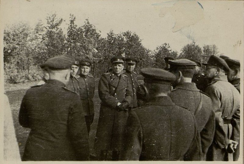 Фотография: Беседа командира дивизии генерала майора Ворожейкина с офицерами
