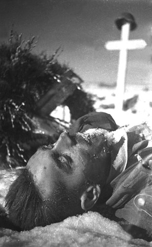 Немецкое военное кладбище в Сталинграде. Убитый немецкий солдат