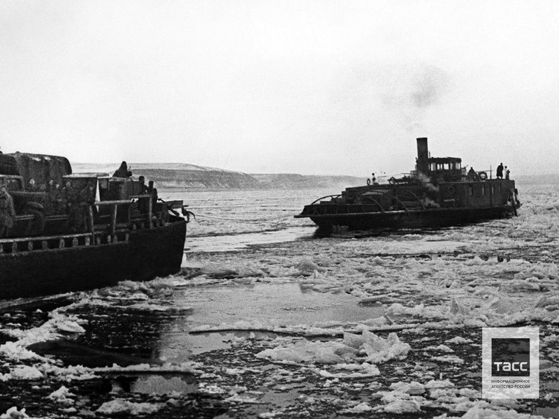 Delivery of ammunition and food by the Volga river. 1942