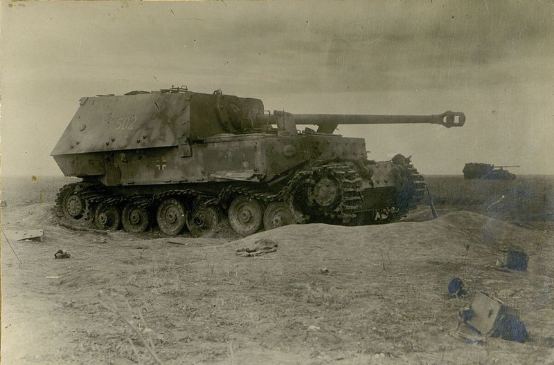 Фотография: Немецкое самоходное орудие "Фердинанд" подбито 6.7.43 в районе выс. 255,1 3 батареей 642 ПАП 5 АД РГК; прямым попаданием 107 мм снаряда перебита гусеница около ведущего колеса