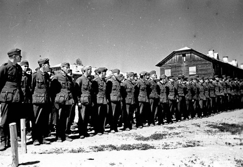Немецкие, итальянские, румынские солдаты – военнопленные лагеря № 165 в строю на поверке