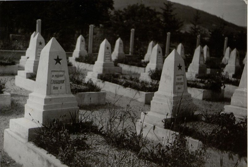 Фотография: с. Поттшах. Индивидуальные могилы рядовых, сержантов и офицеров