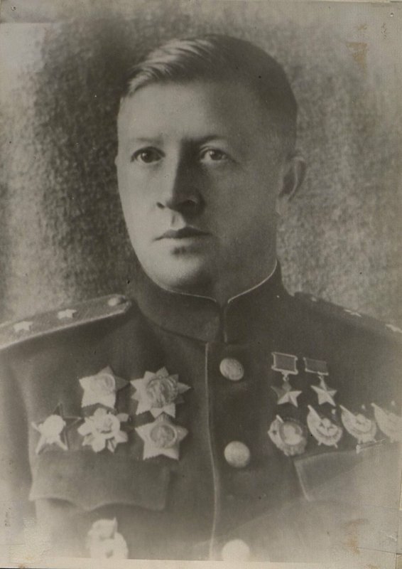 Фотография: Командовавший 32 гвардии стрелквого корпуса с апреля 1943 г. по 25 февраля 1946 г. дважды Герой Советского Союза гв. генерал-лейтенант Родимцев