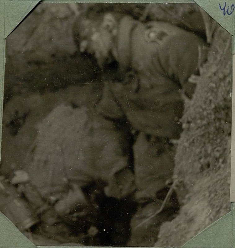 Фотография: Унтер-офицер гитлеровской армии нашел себе могилу на поле боя у д. Губино