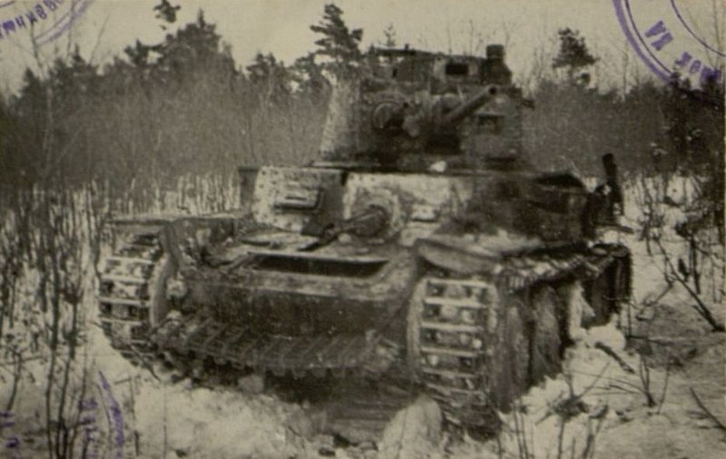 Image: The commander of the tank "KV" Lieutenant Martynov and enemy tanks captured by him in the battle near the village of Zhubkino