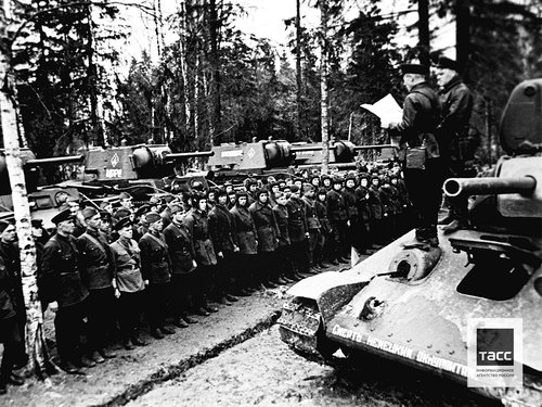 Батальонный комиссар танковой части М.Л. Мисак (второй справа) во время зачитывания обращения коллектива Кировского завода