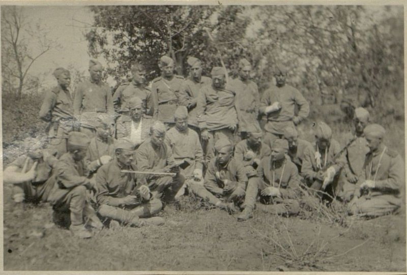 Image: A platoon of machine gunners studying the materiel