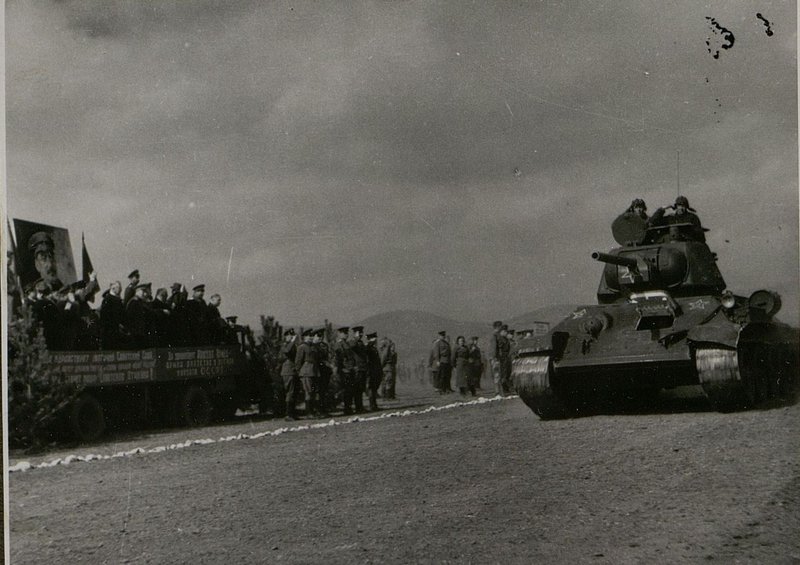 Фотография: Показ советской боевой техники болгарскому правительству и генералам