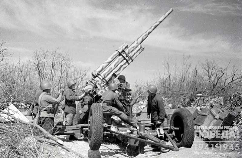 Gun crew of Sergeant B. Grigoriev from the anti-aircraft battery of the order bearer First Lieutenant I. Shupletsov fires at the enemy during the defense of Sevastopol