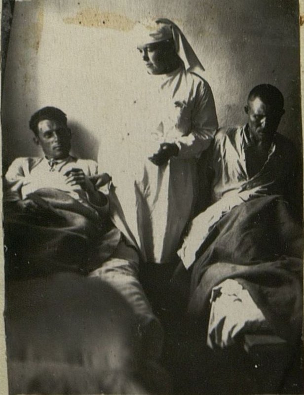 Image: Measurement of the body temperature of the wounded