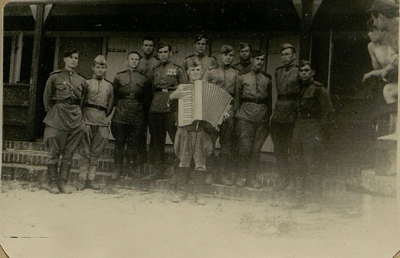 Фотография: Полковой кружок Красноармейской песни и пляски июнь 1945 года