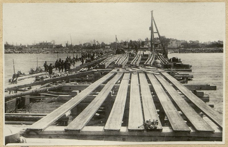 Фотография: Подача с понтонного моста шпунта Локкована