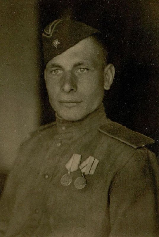 Фотография: Водитель БЗ-42 рядовой Рагин М.Ф. в 1945 г. заправил 1912 самолетов, перекачал 3216 литр. бензина