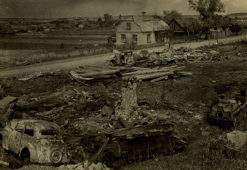 Фотография: Уничтоженные бомбометанием ПО-2 в ночь на 22.7.44 г. немецкие автомашины в п. Кузница