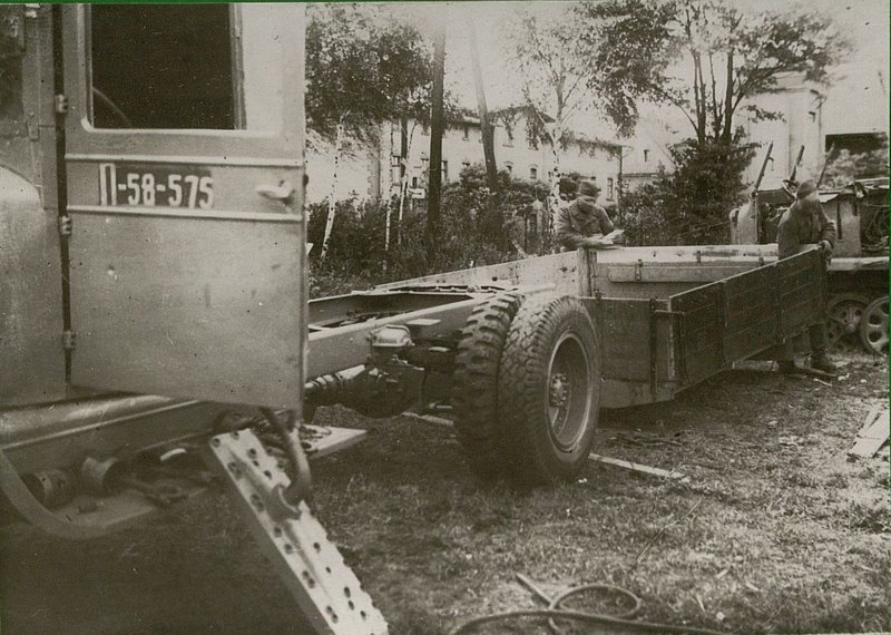 Image: Red Army soldier Zaetsi Red Army soldier Prisinsky make car body repair