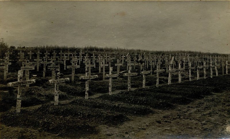 Image: The corpses of Germans killed by shell fragments and the German cemetery in the village of Maslovo. - On most of the crosses of the cemetery there are inscriptions for 5.7 and 6.7.43.