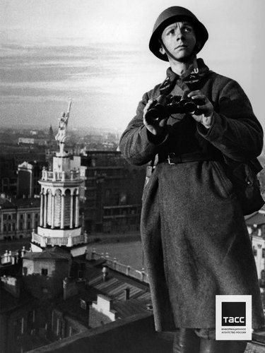 Боец воздушной охраны у наблюдательного пункта ПВО на крыше жилого дома на улице Горького, Москва