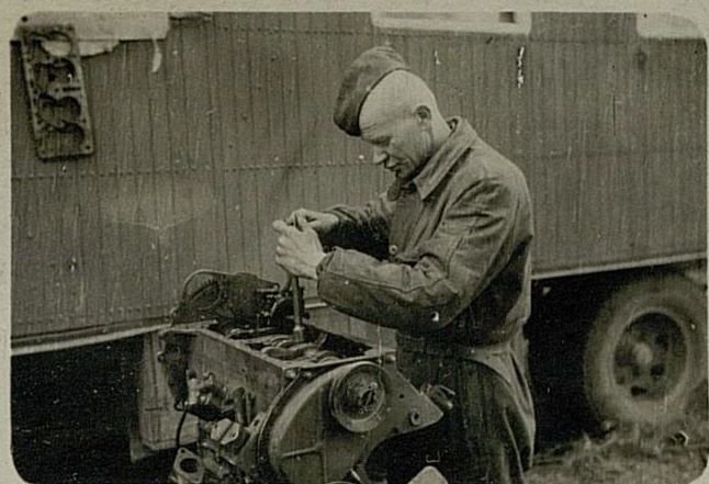 Image: Red Army soldier Bashko "Renault" brand motor repair
