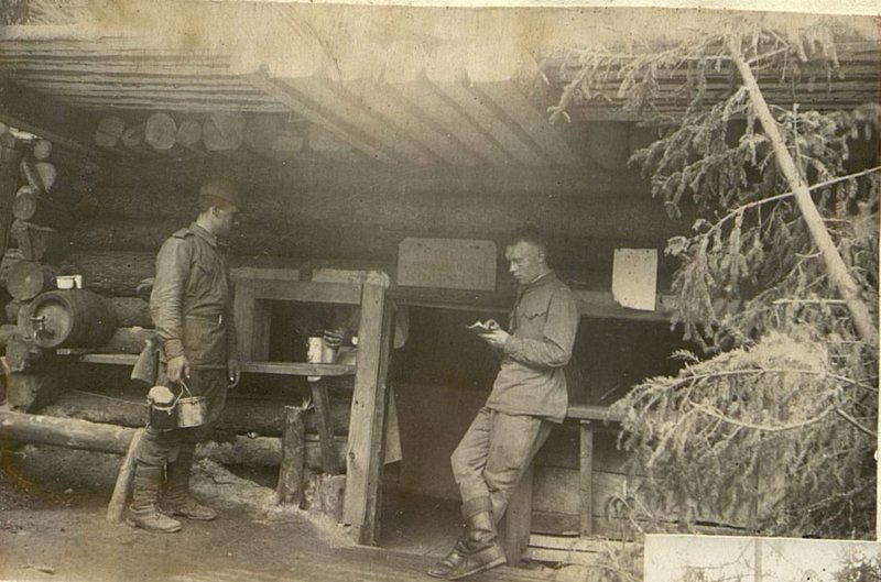 Image: Lunch is ready. One by one they receive delicious steaming food. (Food block of the 3rd rifle battalion)
