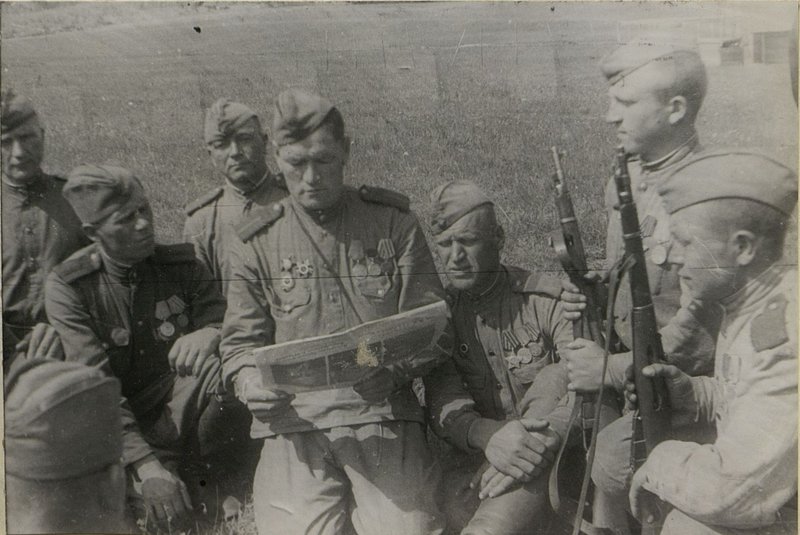 Фотография: Парторг Латыпов читает бойцам обращение товарища Сталина к народу