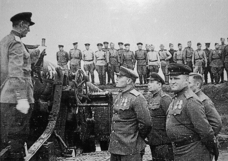 Soviet officers inspecting the Japanese 150-mm fortress cannon on Shumshu Island